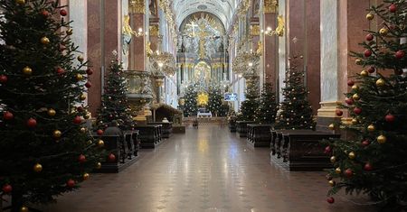 Częstochowa. Tradycyjna chata i ruchoma szopka na Jasnej Górze
