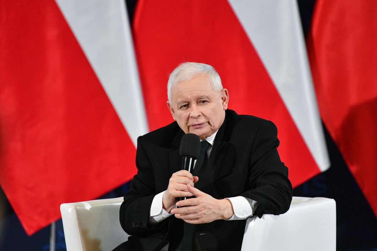 Prezes PiS Jarosław Kaczyński podczas spotkania ze zwolennikami ugrupowania w Chojnickim Centrum Kultury w Chojnicach
