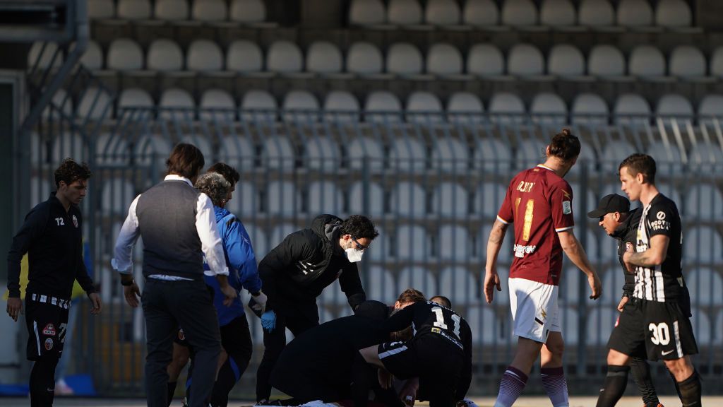 Getty Images / Danilo Di Giovanni / Patryk Dziczek leży na murawie po zasłabnięciu