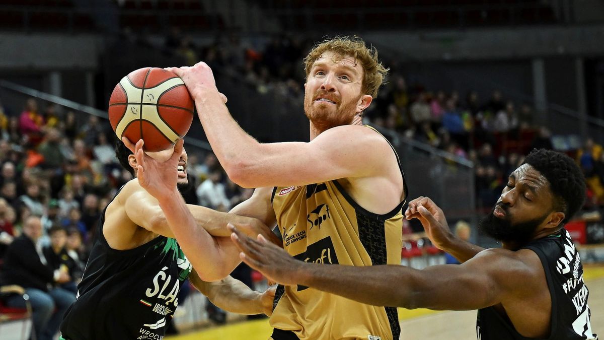 PAP / PAP/Adam Warżawa / Na zdjęciu: Zawodnik Trefla Sopot Geoffrey Groselle (C) oraz Jeremy Senglin (L) i Emmanuel Nzekwesi (P) ze Śląska Wrocław podczas meczu 18. kolejki Ekstraklasy 