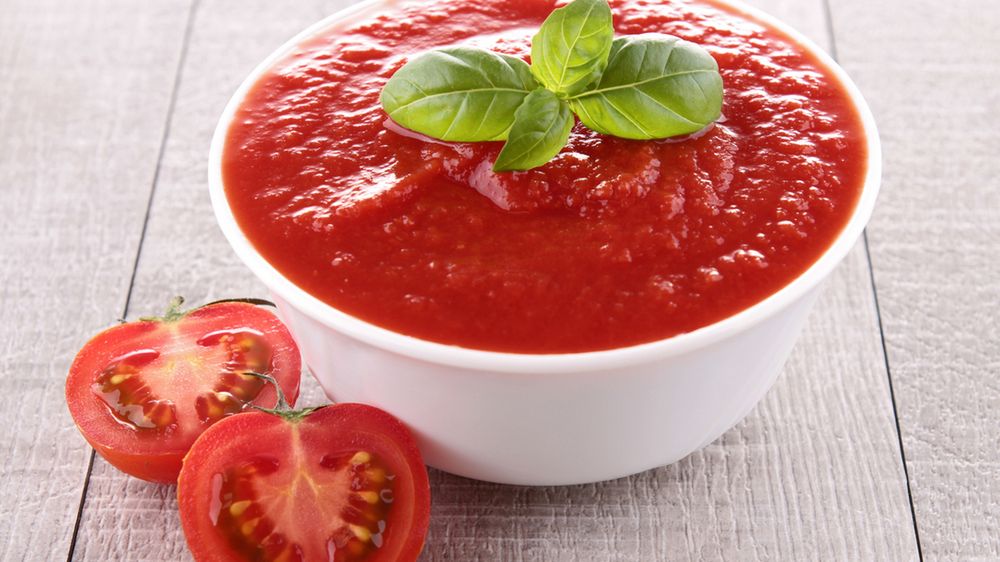 Sos pomidorowy z kawałkami pomidorów w puszce
