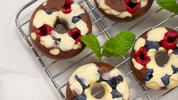 Tylko 4 składniki, a efekt naprawdę robi wrażenie. Te deserki będą prawdziwym hitem