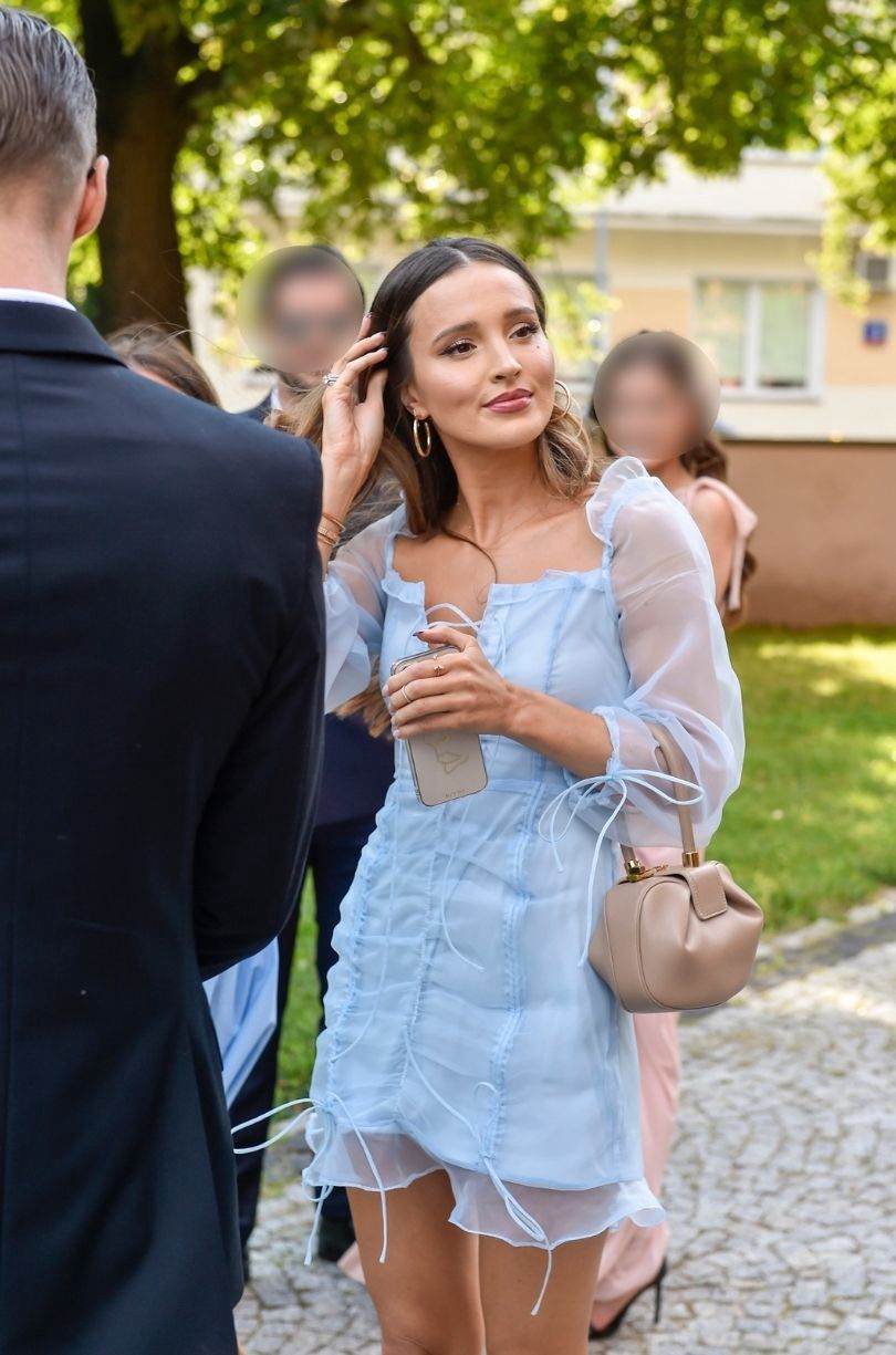 Marina Łuczenko gawędzi ze znajomymi na ślubie Antka Królikowskiego i Joanny Opozdy