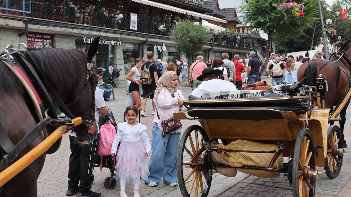 Krupówki w Zakopanem na półmetku wakacji