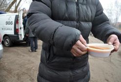 Warszawscy bezdomni otrzymają gorącą zupę. Rozwozić ją będą strażnicy miejscy