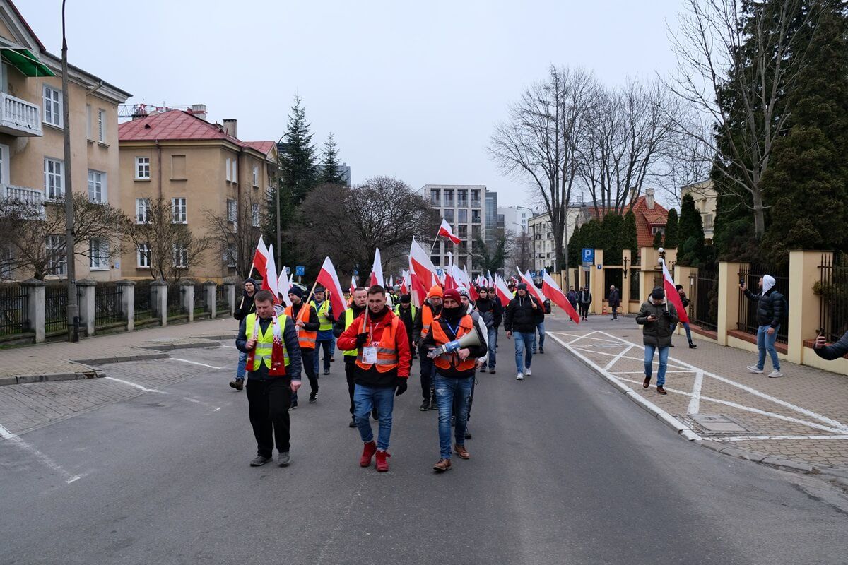 Przemarsz rolników z placu Zamkowego pod Lubelski Urząd Wojewódzki w Lublinie