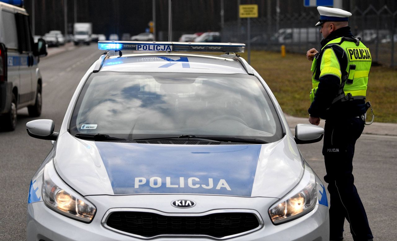 Warszawa. Zderzenie dwóch pojazdów. Jedno auto staranowało przystanek