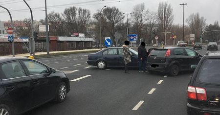Zderzenie BMW z fiatem na al. Tysiąclecia. Są utrudnienia