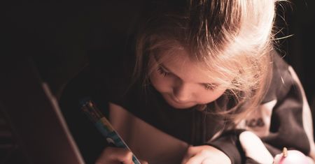 Zakaz telefonów w szkołach. Jest petycja! "Dotyczy nie tylko uczniów"