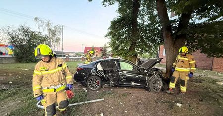 Leszkowice: Pijacki rajd o czwartej nad ranem. 22-latek rozbił Infiniti na ogrodzeniu kościoła