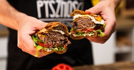 Burger w croissancie zamiast klasyka? Francuska wersja bije go na głowę