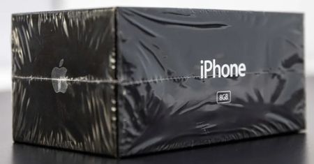 Stary smartfon w cenie mieszkania. Niesamowity finał aukcji w USA