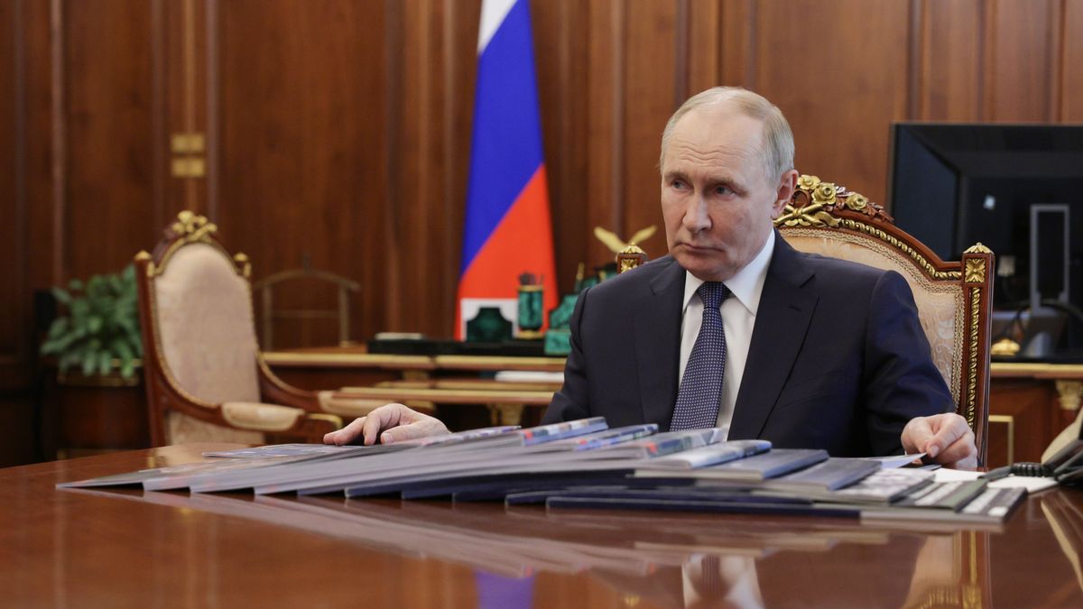 Russian President Vladimir Putin meets with Belgorod Region Governor Vyacheslav Gladkov
epa12232104 Russian President Vladimir Putin meets with Belgorod Region Governor Vyacheslav Gladkov at the Kremlin in Moscow, Russia, 11 July 2025.  EPA/MIKHAIL METZEL / SPUTNIK / KREMLIN / POOL MANDATORY CREDIT 
Dostawca: PAP/EPA.
MIKHAIL METZEL / SPUTNIK / KREMLIN / POOL
government, politics, diplomacy, conflicts, war