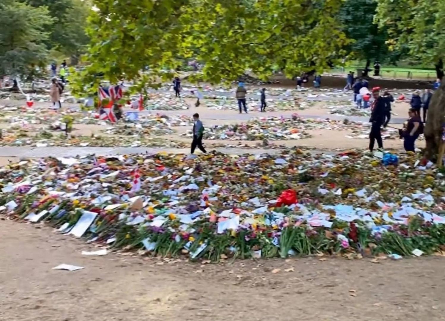 Esto está sucediendo actualmente fuera del Palacio de Buckingham.  Mujeres polacas ofrecieron fotos – o2