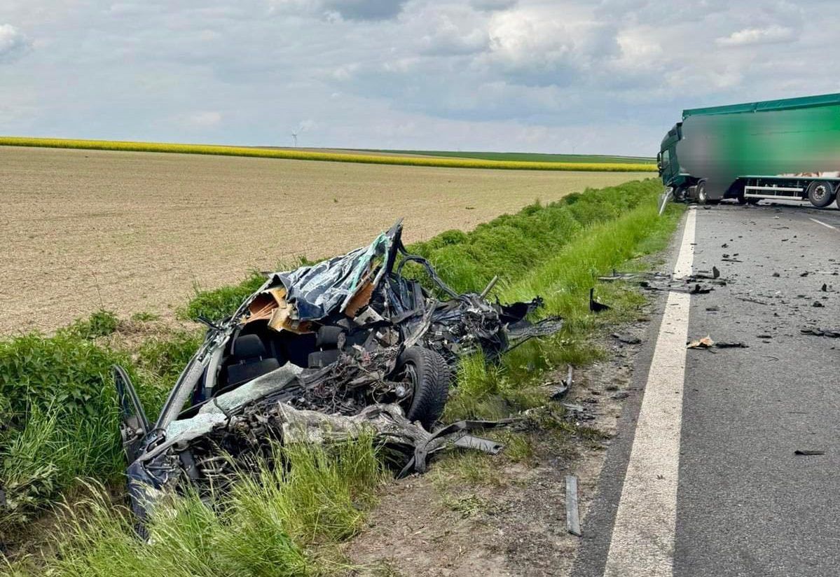 Bieńkowice: Auto osobowe zmiażdżone po zderzeniu z ciężarówką. Nie żyje jedna osoba