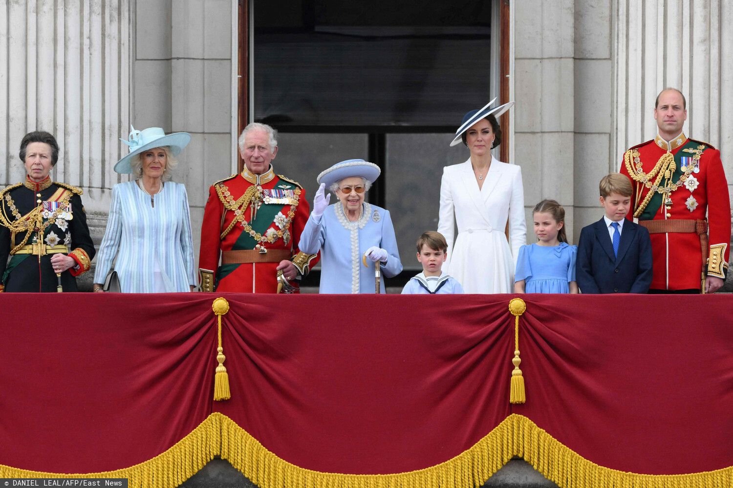 Rodzina królewska na balkonie Pałacu Buckingham - Trooping the Colour 2022