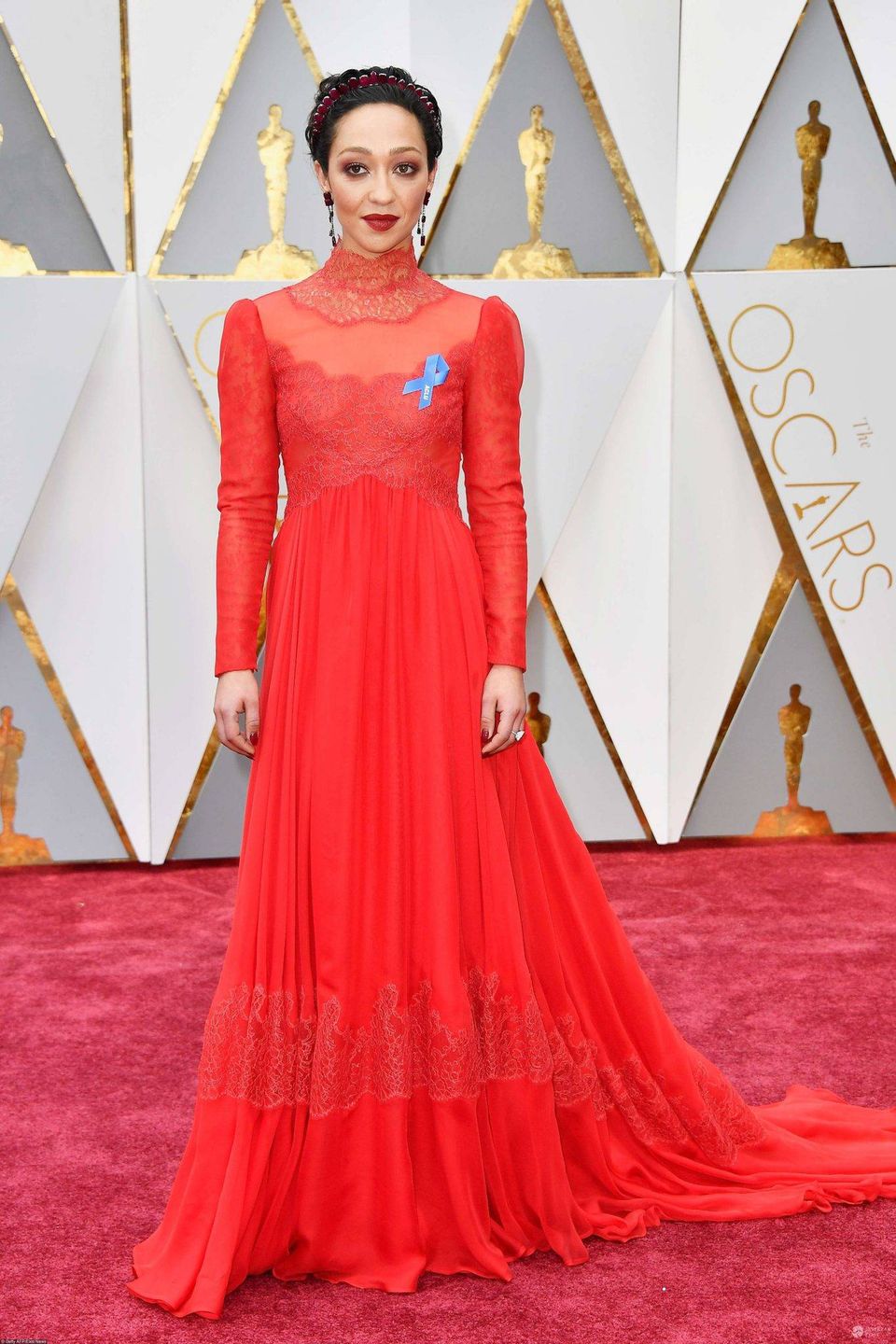 Ruth Negga - Oscary 2017 z niebieską wstążką