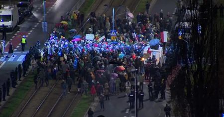 Kobiety z parasolkami protestowały przed domem Jarosława Kaczyńskiego