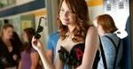 Emma Stone czołga się po podłodze