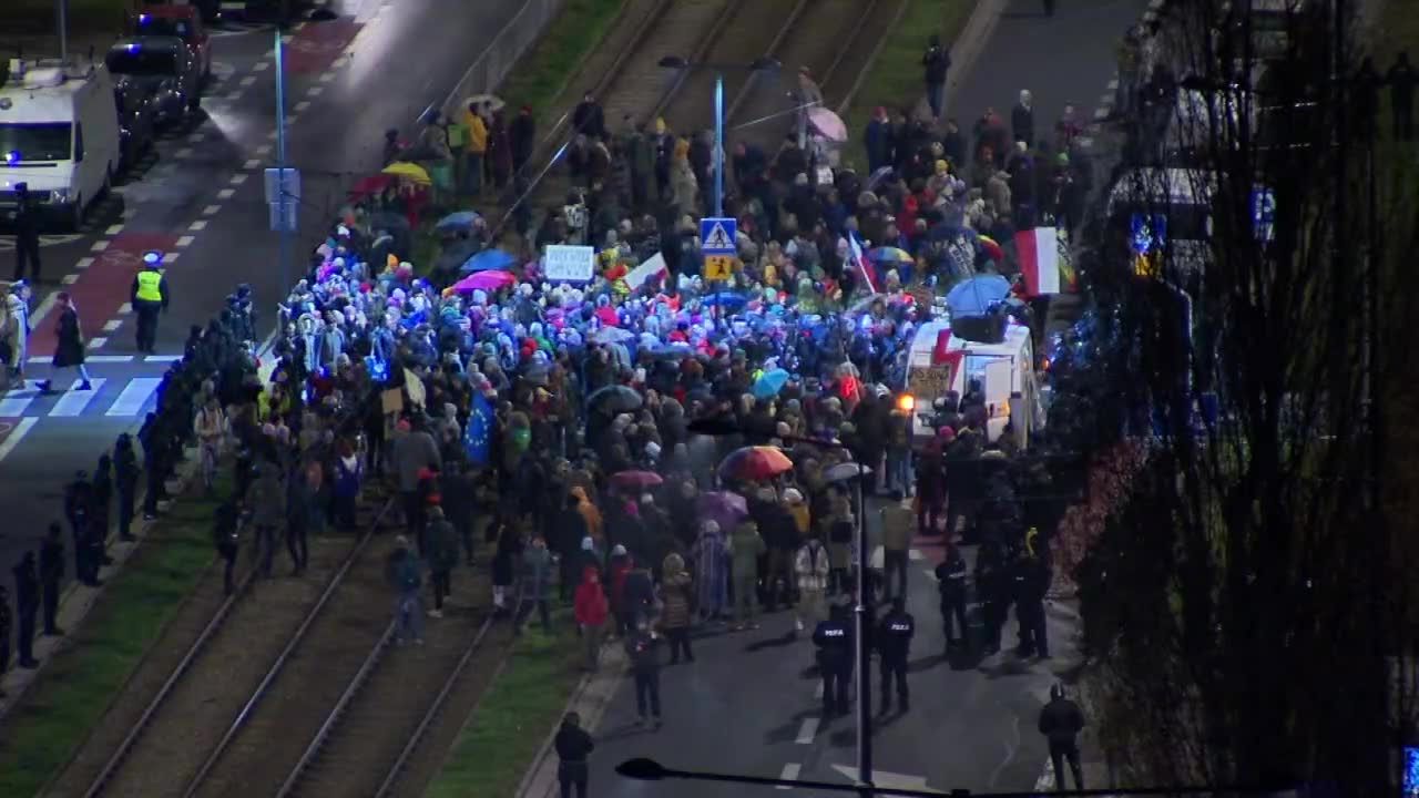 Kobiety z parasolkami protestowały przed domem Jarosława Kaczyńskiego