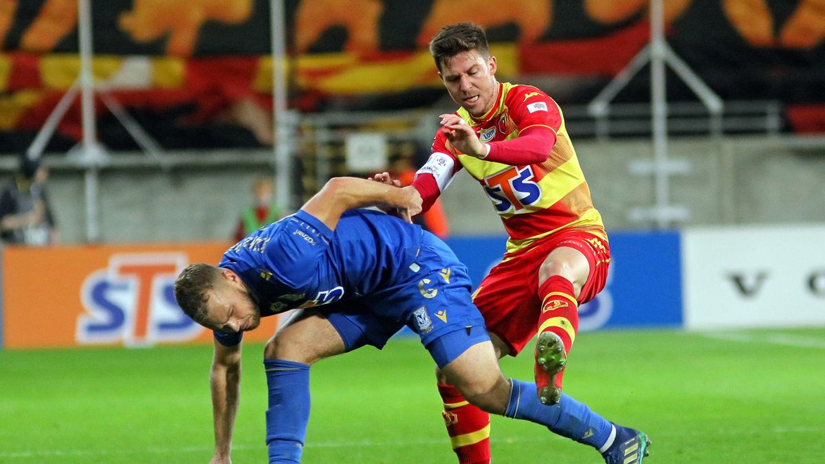 PAP / Artur Reszko / Na zdjęciu: piłkarz drużyny Jagiellonia Białystok Tomas Prikryl (z prawej) i Jakub Kamiński (z lewej) z zespołu Lech Poznań