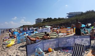 Wakacje 2020. Tak wygląda plaża w Mielnie. Parawany i parasole przysłaniają plażę