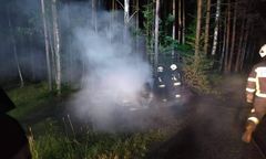 Pożar pod Złotowem. W lesie znaleźli auto