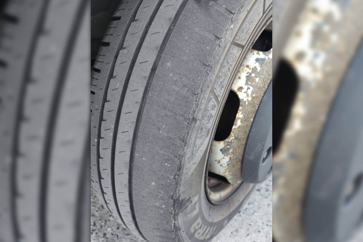 Zużyty bieżnik opony busa pasażerskiego