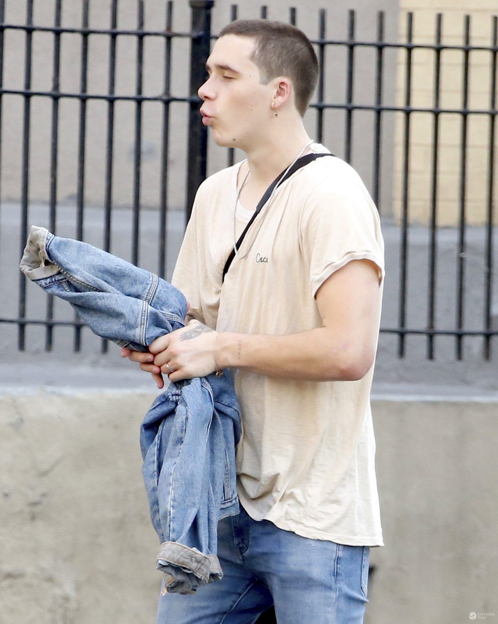 Brooklyn Beckham w krótkich włosach