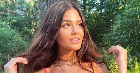 Pokazała fotkę z wakacji. Pozuje w nietuzinkowym bikini