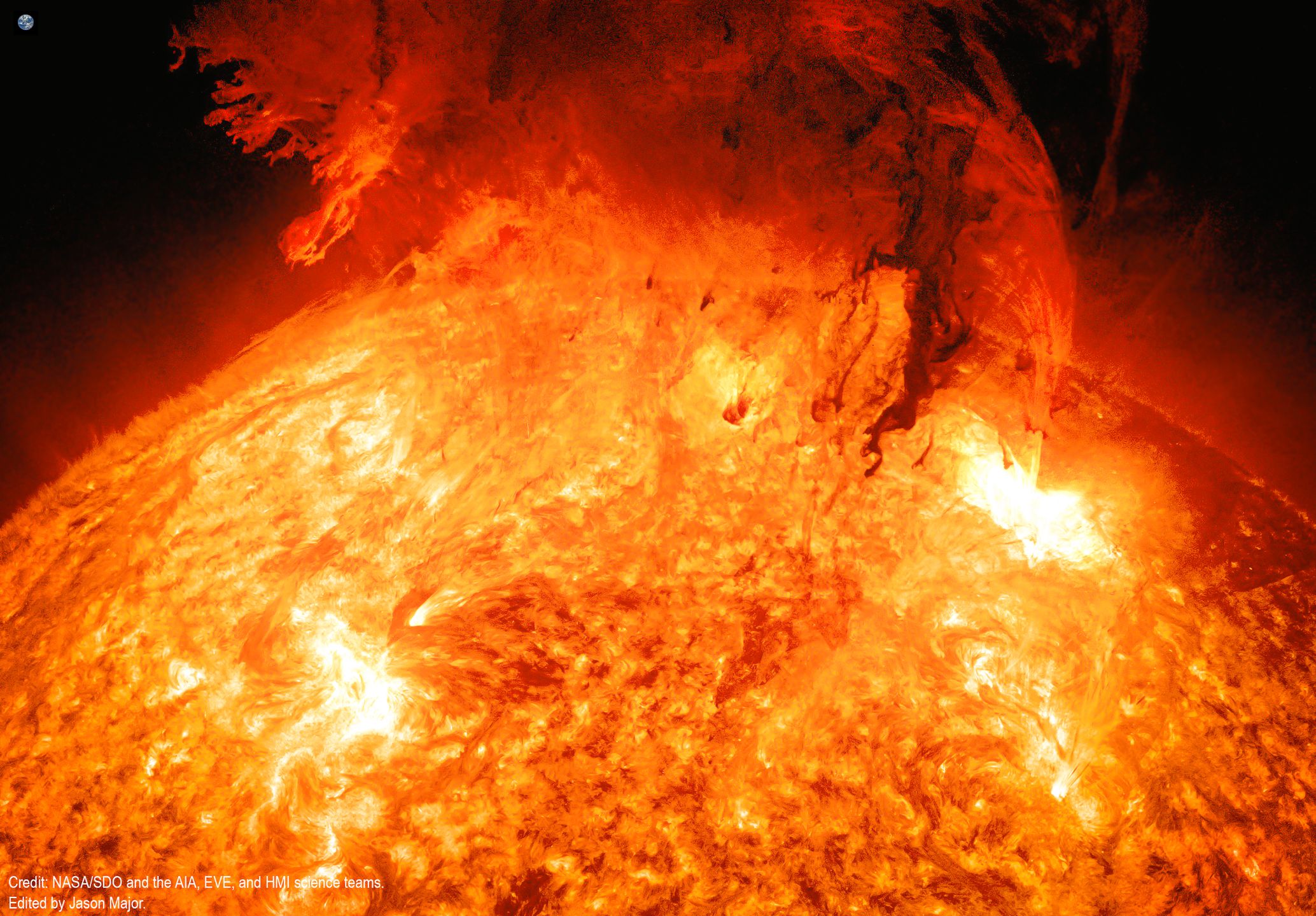 NASA ujęła na zdjęciach potężne wybuchy na Słońcu. Ziemia przy nim jest malutka 2