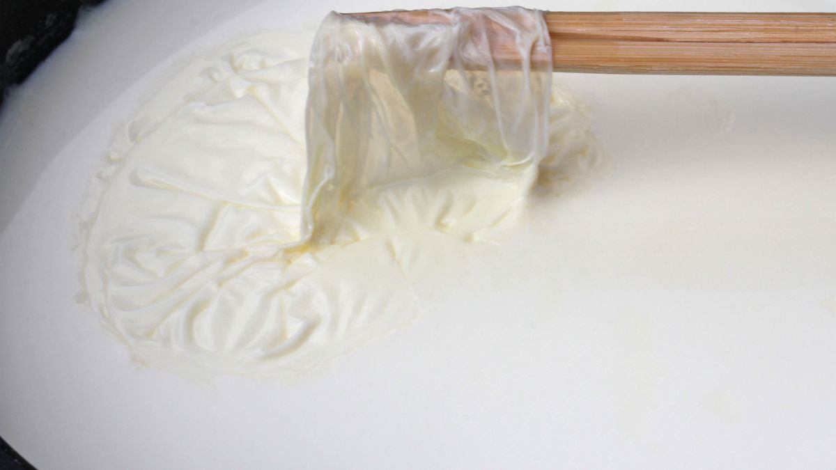 Kożuch na mleku. Skąd się bierze? Co można z nim zrobić?