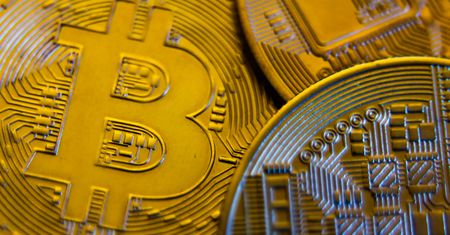 Ofiary oszustwa "na bitcoina" tracą miliony złotych. Policja często jest bezradna
