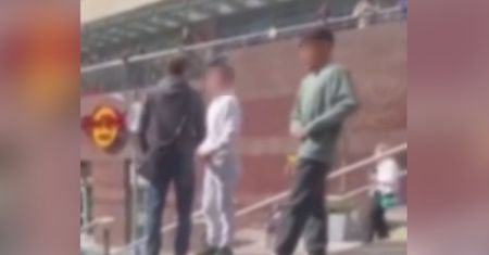 Brutalny atak przed Złotymi Tarasami. Policja zabezpieczyła nagranie