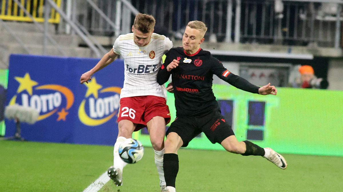 PAP / Marian Zubrzycki / Na zdjęciu: Bartosz Szeliga i Bartłomiej Pawłowski w walce o piłkę