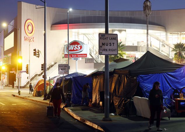 Namioty pełne bezdomnych w centrum Los Angeles