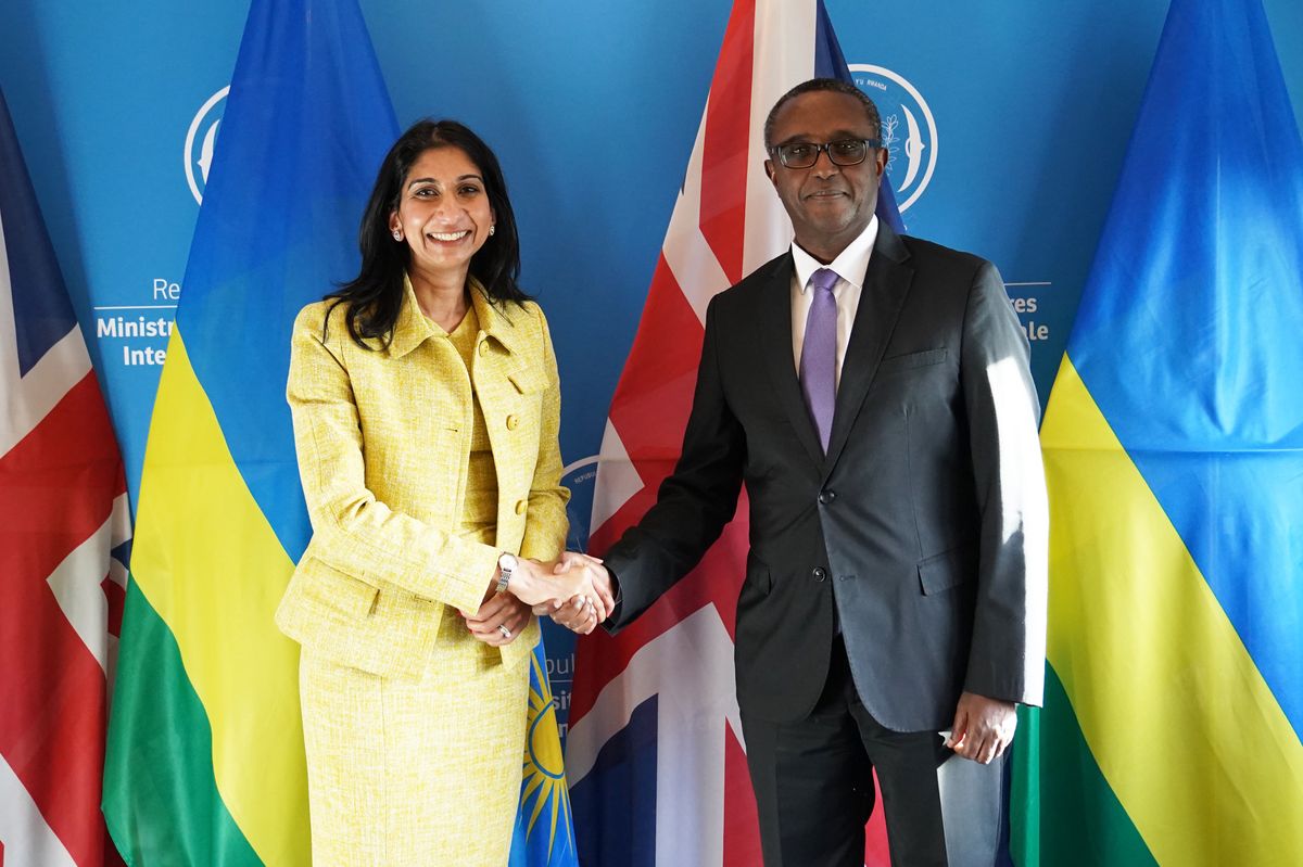 Brytyjska minister Suella Braverman odwiedziła Rwandę
i spotkała się ze swoim odpowiednikiem w Kigali, ministrem Vincentem Birutą