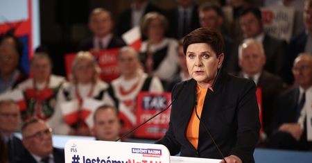 Ekspertka oceniła strój Beaty Szydło. Skojarzył jej się z PKP