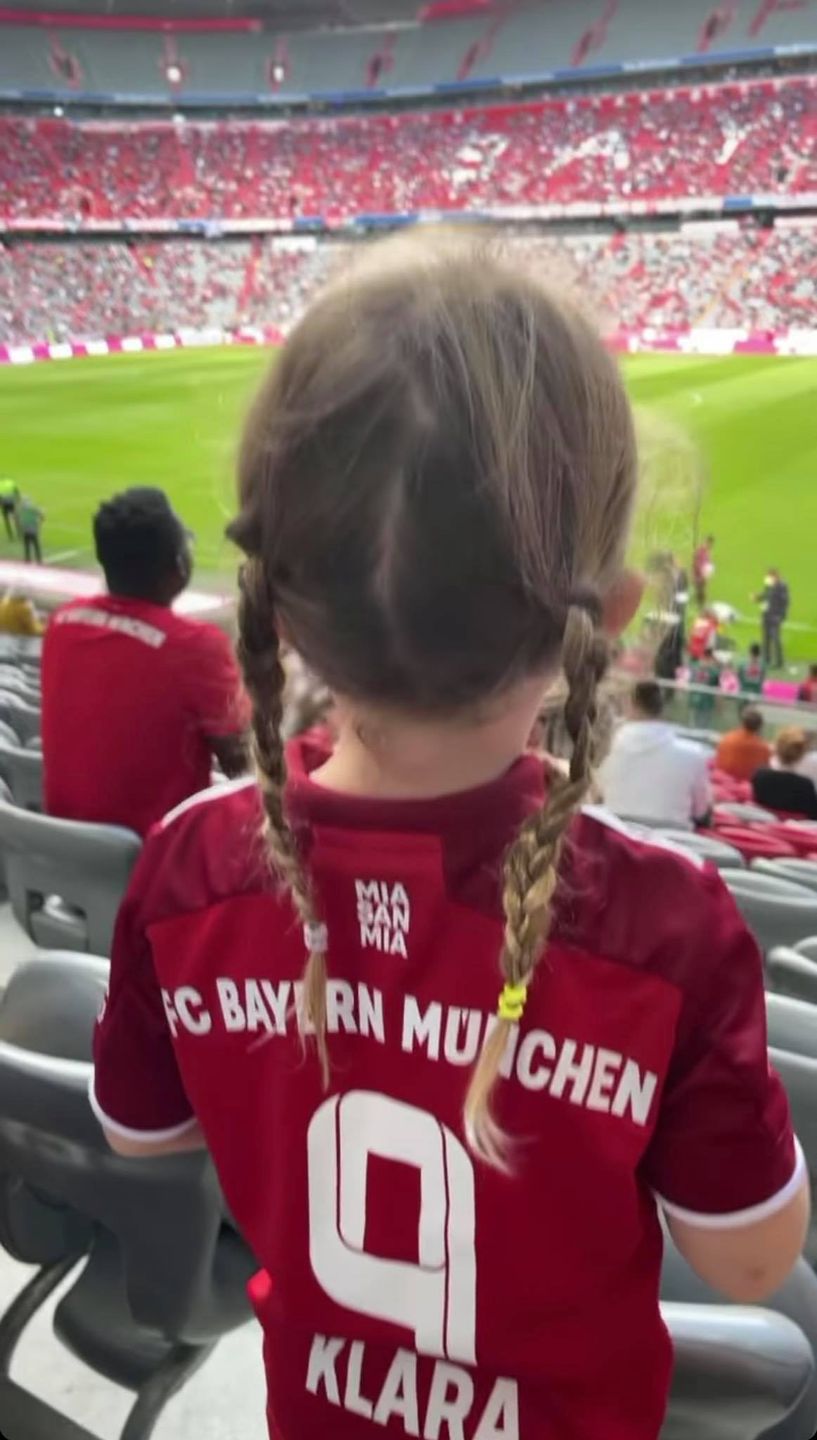 Anna Lewandowska przyprowadziła Laurę na jej pierwszy mecz