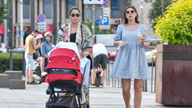 Klaudia Halejcio i Patricia Kazadi na spacerze z maleńką Nelą