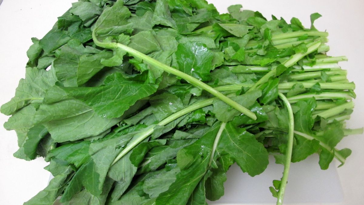 Surowe liście rzepy