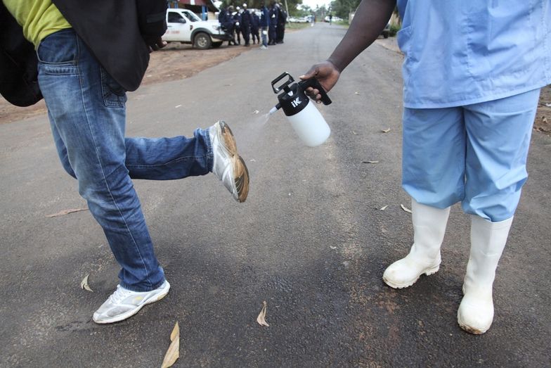 Rząd Liberii dostał lek przeciw Eboli. Musi zdecydować, kogo leczyć