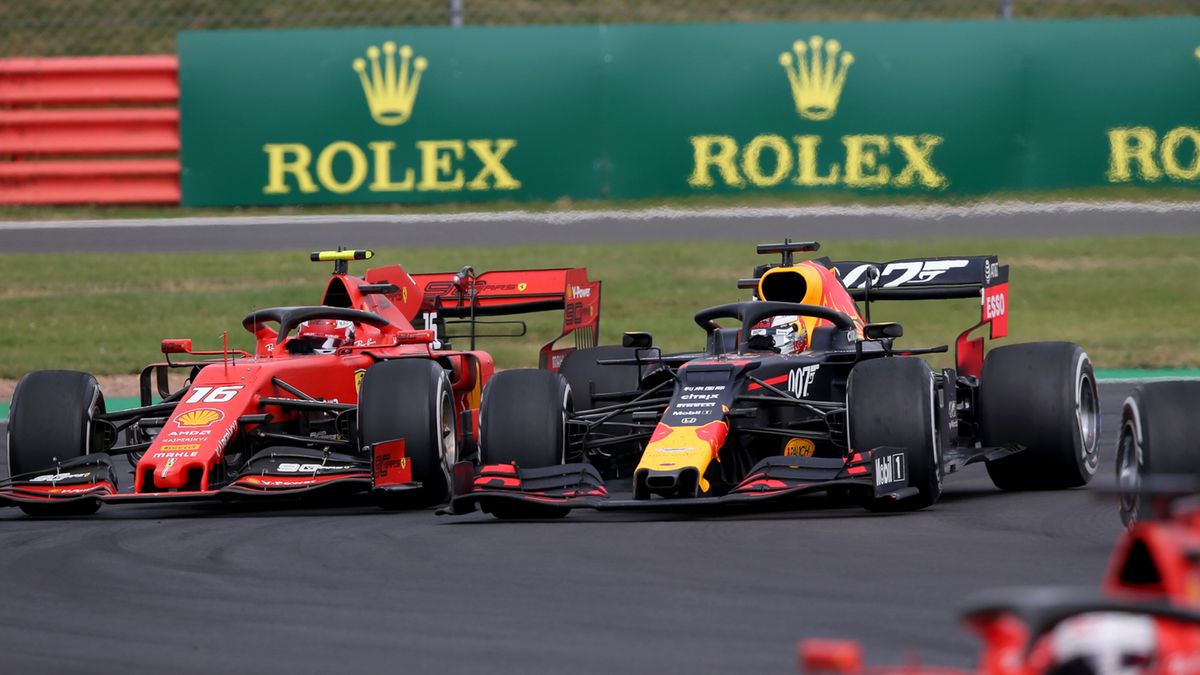 Max Verstappen (po prawej) w walce z Charlesem Leclercem