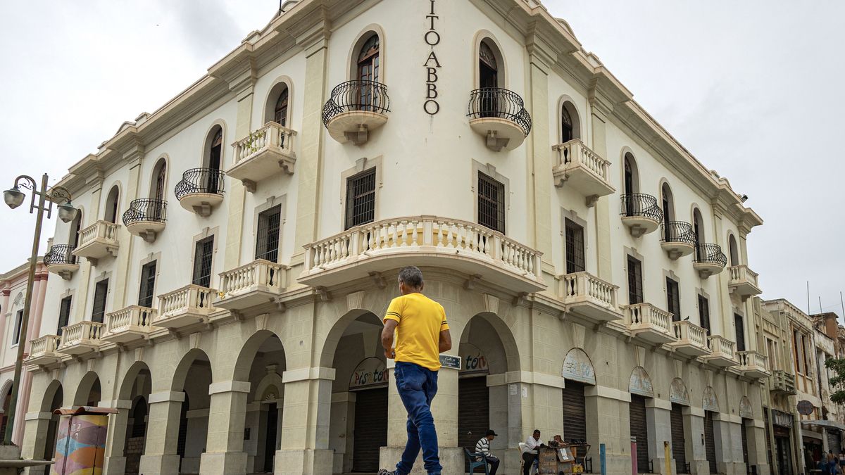 A man walks in a street in Maracaibo, Venezuela, 05 January 2026. The city returns to daily life, after US forces captured Venezuelan President Nicolas Maduro and his wife, Cilia Flores, in a military operation on 03 January 2026. EPA/HENRY CHIRINOS Dostawca: PAP/EPA.