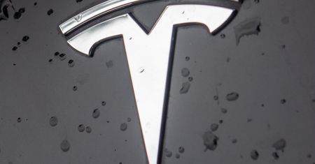 Tesla na Autopilocie wybiła kobiecie zęby. Producent nie ponosi winy