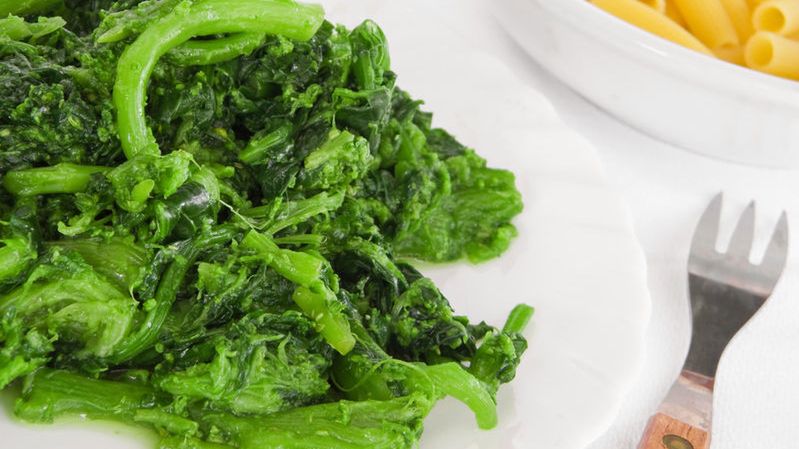 Gotowane liście rzepy bez dodatku soli, odsączone