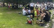 W Tatrach oblężenie. "Biorą swoje jedzenie, koce i rozkładają się całymi rodzinami"