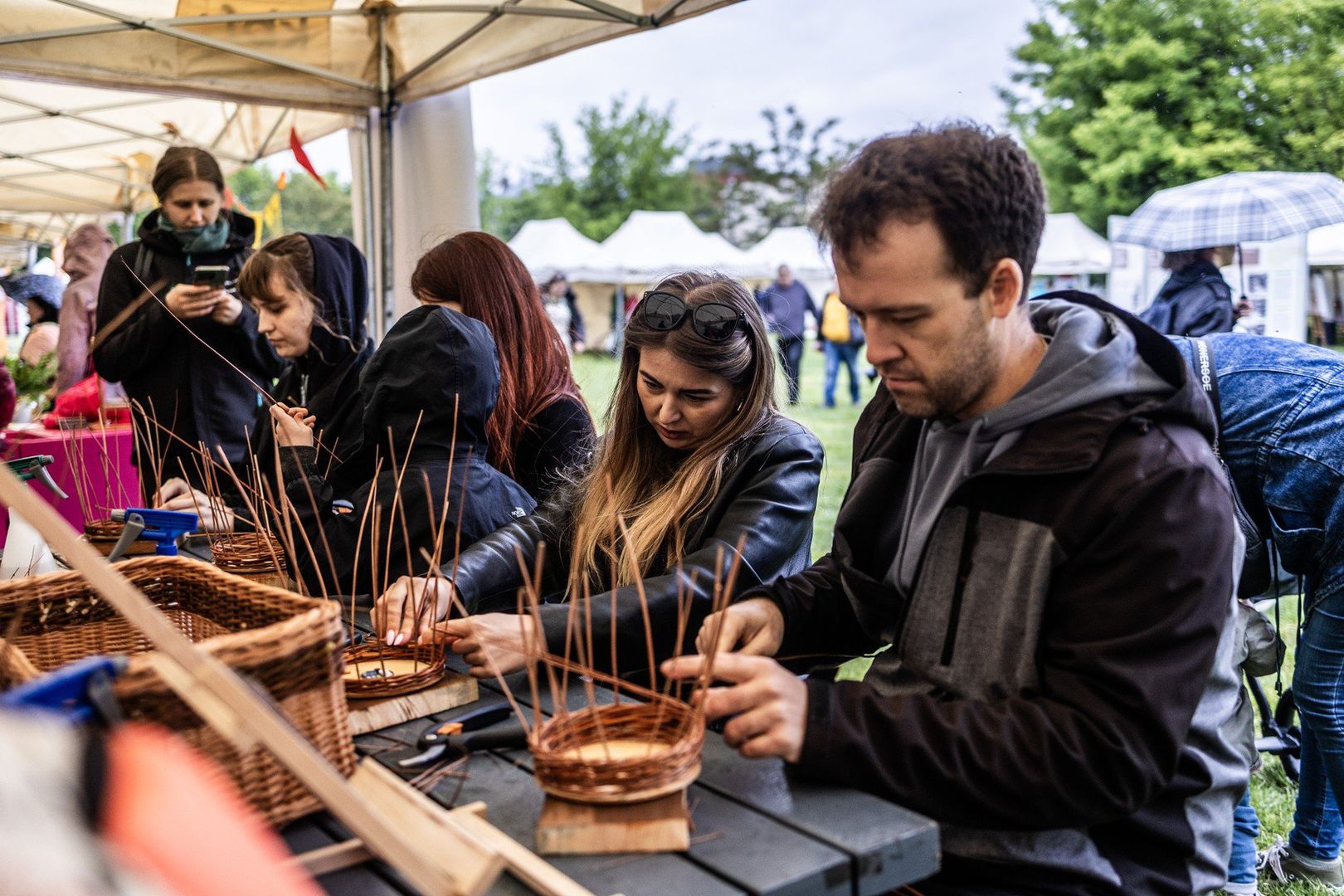 Jadalny Kraków Fest na Wesołej. Można tu było m.in. zakupić świeże warzywa i owoce. Nie zabrakło również warsztatów ogrodniczych, zabaw dla dzieci i koncertów.