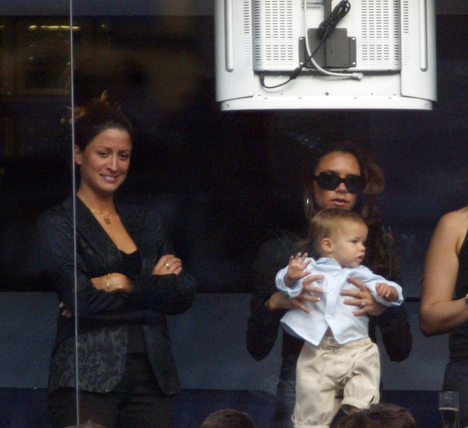 Rebecca Loos i Victoria Beckham z małym Romeo, 2003r.