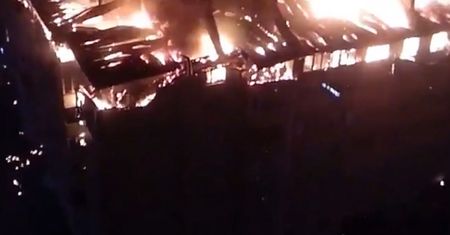 Rosja. Krasnodar. Ogromny pożar strawił całe piętro bloku mieszkalnego [Zobacz wideo]